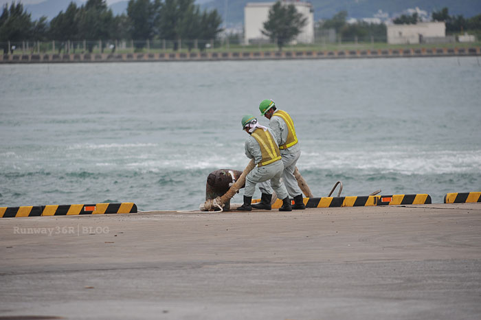 地球深部探査船「ちきゅう」出航　[中城湾港/沖縄]_c0166094_22175120.jpg