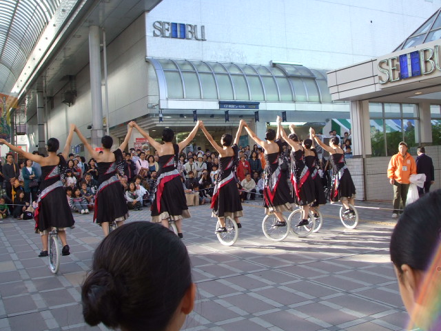 秋田駅前で_f0019498_18462253.jpg