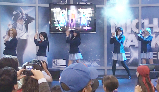 NYアニフェス&コミコン初参加の「けいおん!」、マイケルのBeat Itダンスを踊る_b0007805_14134613.jpg