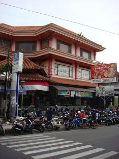 チャハヤ・ムラティ Cahaya Melati クルンクンの便利なスーパーマーケット_a0120328_1052443.jpg