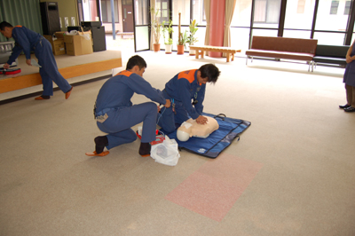 AED操作法と人工蘇生器の使用法を学びました。_a0154110_11345589.jpg