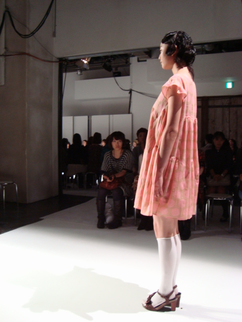 「sunaokuwahara 2011ファッションショー」へ行く。_f0232060_18383348.jpg