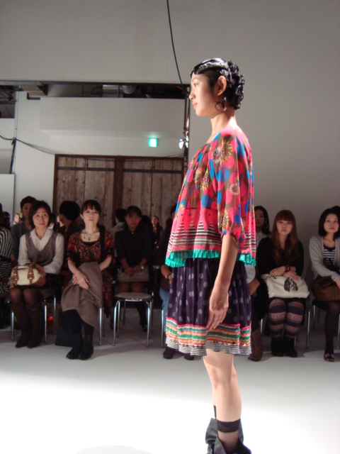 「sunaokuwahara 2011ファッションショー」へ行く。_f0232060_1841756.jpg