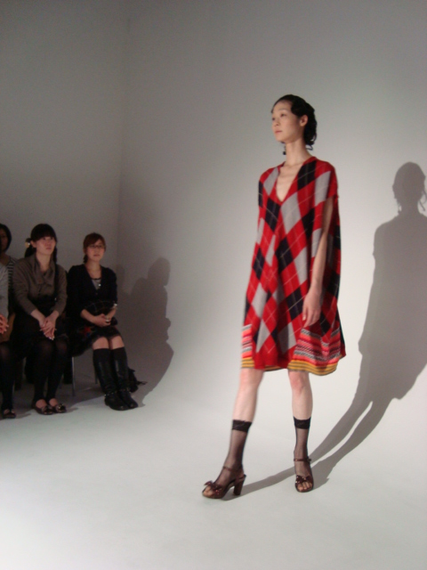 「sunaokuwahara 2011ファッションショー」へ行く。_f0232060_18491296.jpg