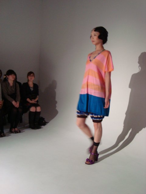 「sunaokuwahara 2011ファッションショー」へ行く。_f0232060_1852126.jpg