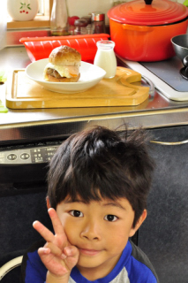 煮込みハンバーグ弁当と息子作バーガモーニング_b0171098_842476.jpg