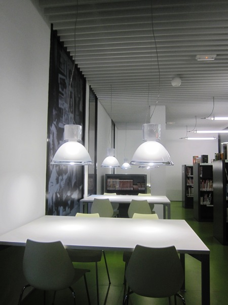 ランブラスのAndreu Nin図書館_b0064411_60019.jpg