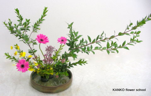 雪柳や銀香梅は 柔らかな表情の生け花 ふくふくブログ 花のkankoの美楽な芸術的生活 雪柳や銀香梅は 柔らかな表情の生け花 ふくふくブログ 花のkankoの美楽な芸術的生活