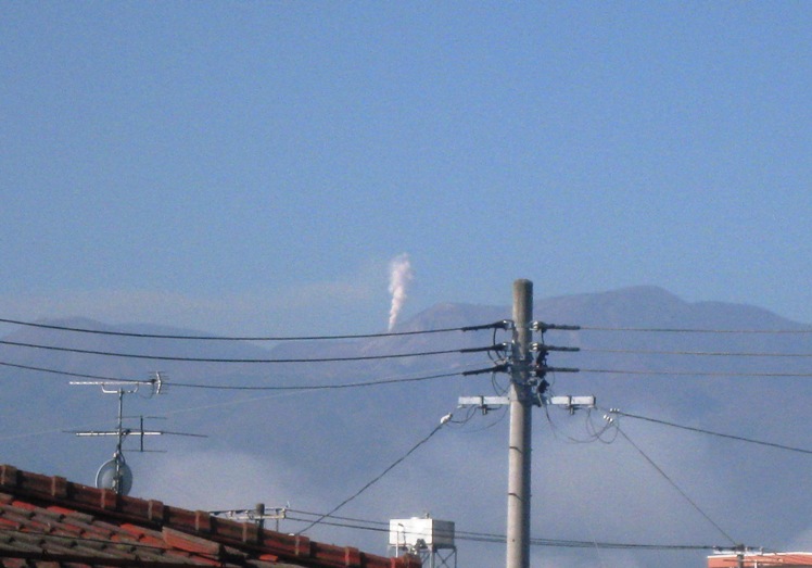 秋晴れ：吾妻山遠望～山頂からの噴煙_a0087378_5204126.jpg