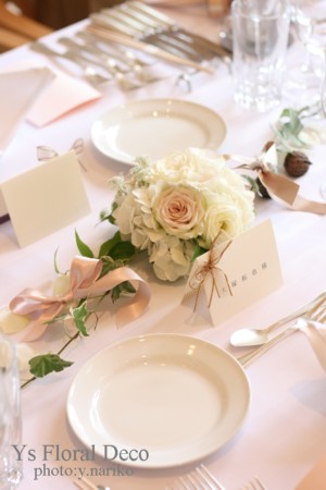 白&ピンクベージュの会場装花 リボン好きな新婦さんへ_b0113510_0275453.jpg