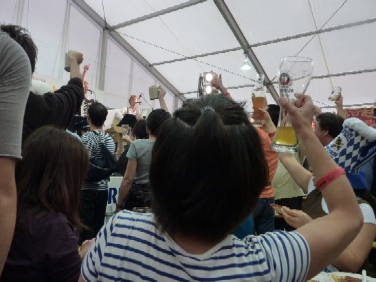 Ｅｉｎ Ｐｒｏｓｉｔ ｄｅｒ ＧｅｍＵｔｌｉｃｈｋｅｉｔ！ オクトーバーフェスト横浜2010_a0122931_17313761.jpg