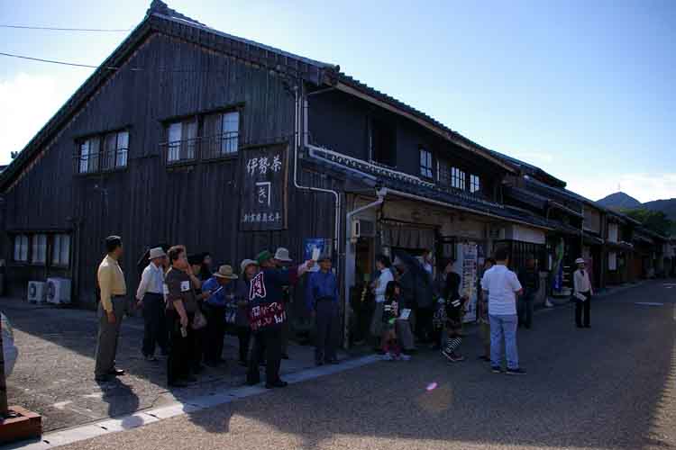 古い町並の団体客_f0130879_2354118.jpg