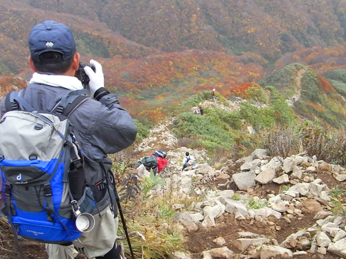 【 雨飾山は紅葉まっさかり・その2 ☆雨飾山の姿が見えた！】_f0202271_0245460.jpg