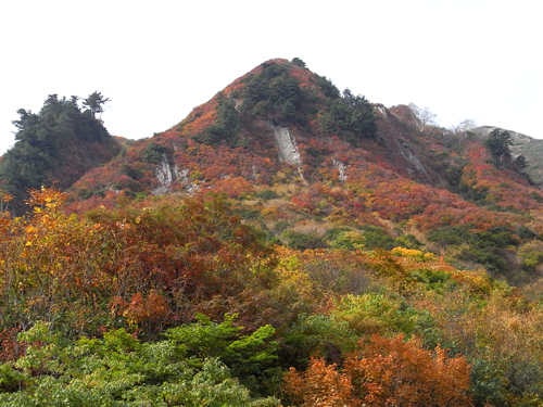 【 雨飾山は紅葉まっさかり・その2 ☆雨飾山の姿が見えた！】_f0202271_035178.jpg