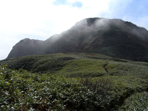 【 雨飾山は紅葉まっさかり・その2 ☆雨飾山の姿が見えた！】_f0202271_094677.jpg