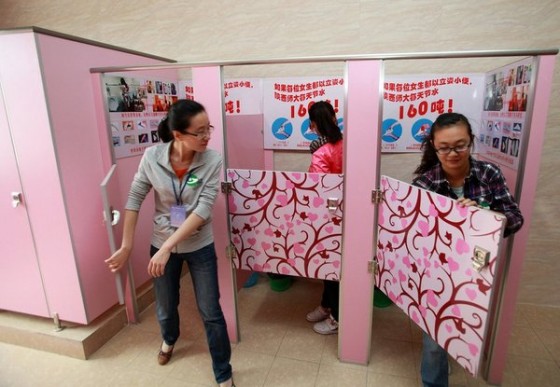 ★（写真あり）中国の西安大学が「女性用立位便器」を導入、節水のため!?_a0028694_1744061.jpg