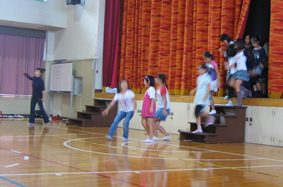 AIS 幸町小 4年生 即興ダンスの発表会をしました!_c0222139_192472.jpg