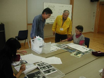 秋です！ということで、市民交流準備中の学芸サポート班の皆さんです_b0076096_9201454.jpg