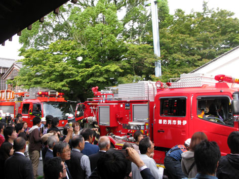 物見高いは・・・・!_f0129726_2241329.jpg