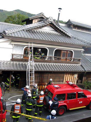 物見高いは・・・・!_f0129726_22445632.jpg