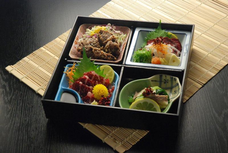めずらしい、鯨料理を食べる事ができます。_f0227434_1552645.jpg