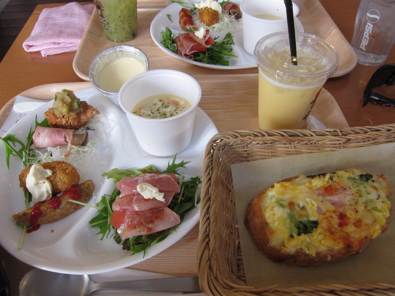 ブロンプトンでランチポタ。そろそろバラの季節かな．．．_e0138081_4391829.jpg