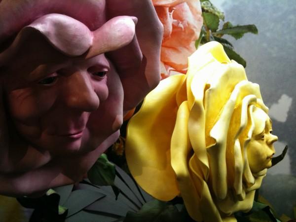 鏡の国のアリスは花と話す 薔薇 菫 百合 雛菊 飛燕草 ぁぁ 薔薇は赤い菫は青いそして君はあまいあいまい