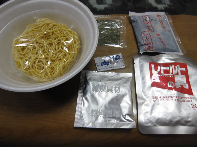 麺家いろはの富山ブラック¥298@Circlek Sunks_b0042308_2233278.jpg