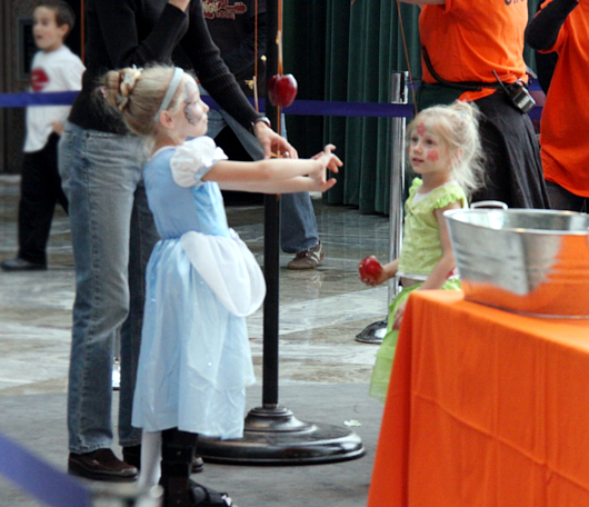 ニューヨーク版パン食い競争? Bobbing for Apples_b0007805_4251227.jpg