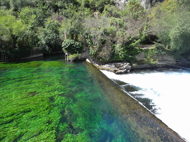 Fontaine-de-voucluse （フォンテーヌ・ドゥ・ヴォーキュルーズ）_a0117915_1749198.jpg