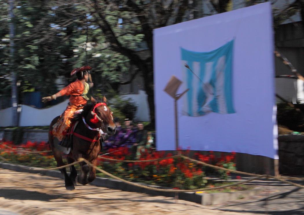 笠間稲荷神社 「神事流鏑馬」と「菊祭り」＜３＞　2010年11月3日_e0143883_17154012.jpg