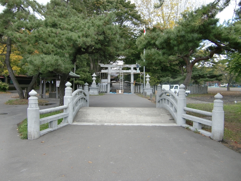 亀田八幡宮境内に遺構として残る太鼓橋_e0147022_6385260.jpg