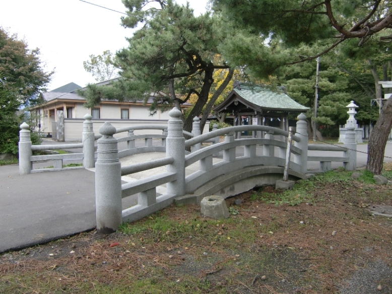 亀田八幡宮境内に遺構として残る太鼓橋_e0147022_6392111.jpg