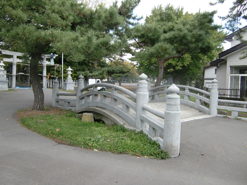 亀田八幡宮境内に遺構として残る太鼓橋_e0147022_639897.jpg