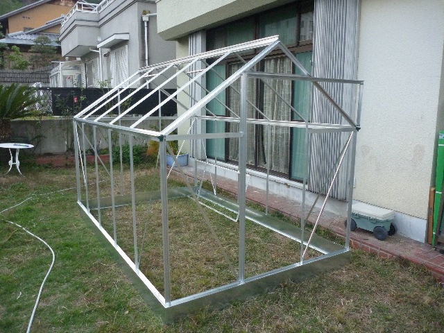 温室の組み立て_b0054727_2311782.jpg