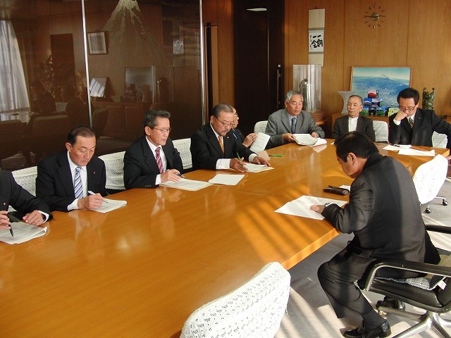 所属する議会会派で23年度重要施策を市長に要望_f0141310_23423293.jpg
