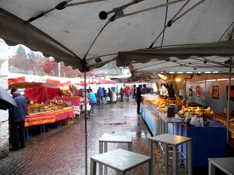 雨降って購買力固まる @ Marché à Divonne_c0201334_11105070.jpg