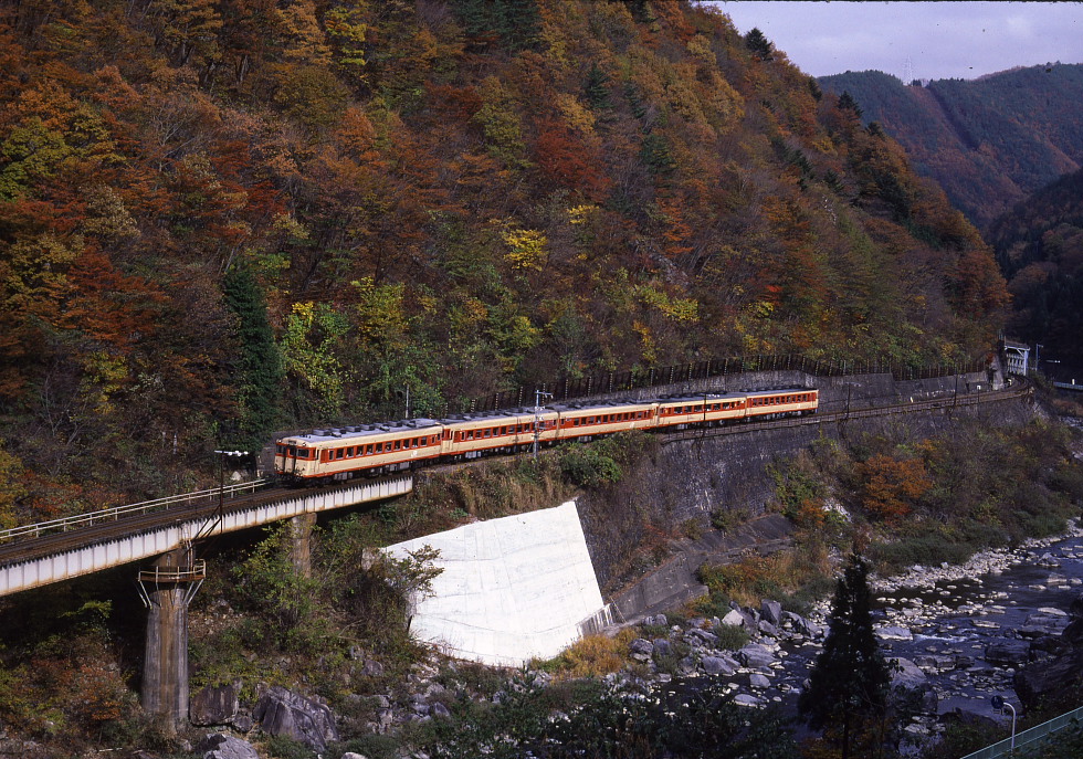 紅葉の飛騨路 - 1987年高山本線(2) -_b0190710_2251133.jpg