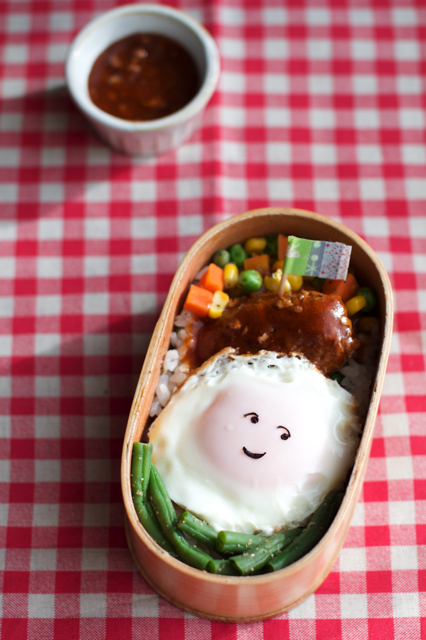 ロコモコ丼弁当 幼稚園 Peddyのくまちゃん カメラを持って