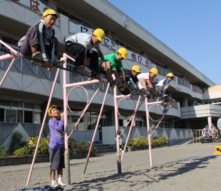 高鉄棒では 今 校長先生 絶好調