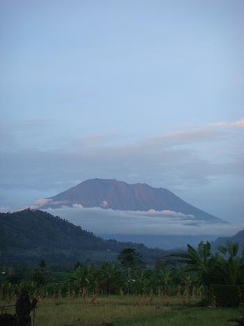 トジワから見た夕方のアグン山 Gunung Agung dari Desa Tohjiwa_a0120328_2354338.jpg