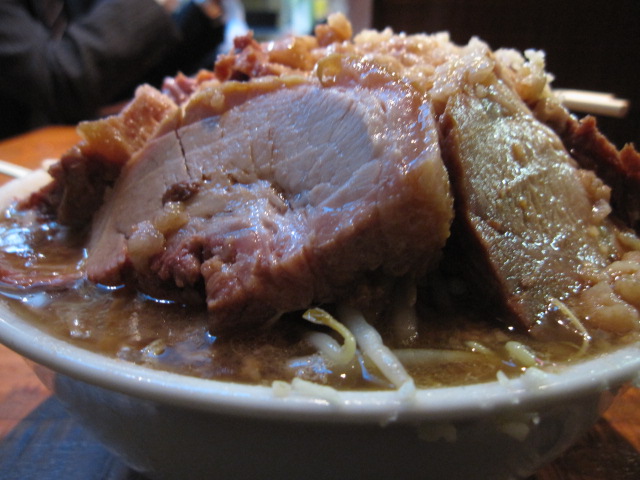 ラーメン荘　その先にあるもの「豚ラーメン＋にんにく＋野菜増し＋カラメ」￥900@立川_b0042308_1025398.jpg