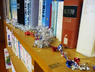 図書館にクリスマスのディスプレイをしました。_e0188087_225136.jpg