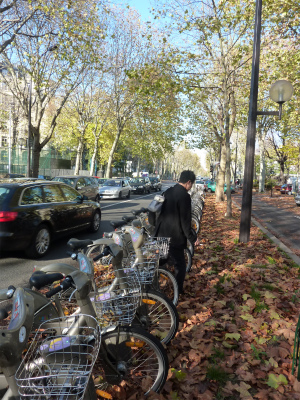 パリシリーズ　レンタル自転車の光景_b0011584_14372367.jpg