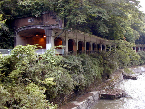 箱根湯本駅周辺の建築_b0178685_149569.jpg