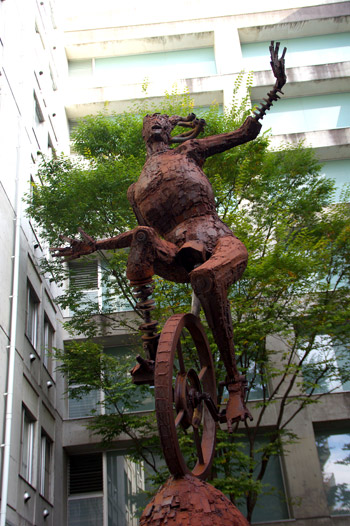 謎の一輪車像 : やっとかめ どっとこむ