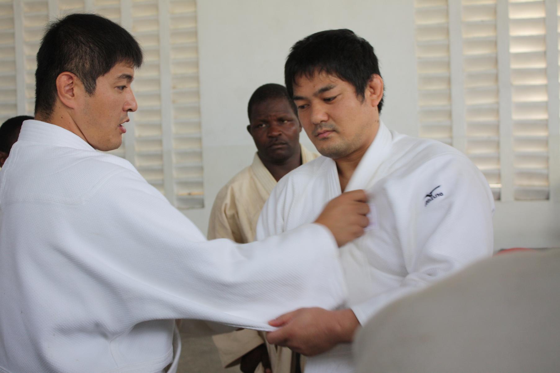 4 JUDO EXPERTS FROM JAPAN ~柔道使節団のタンザニア来訪_a0088841_213521.jpg