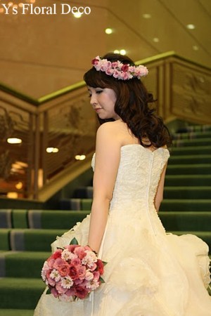 ピンク色の生花ブーケとプリザーブドフラワーの花冠_b0113510_23381025.jpg
