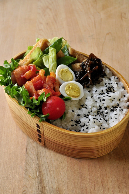 お揚げとキャベツの煮浸しとマカロニのお弁当_b0171098_793293.jpg