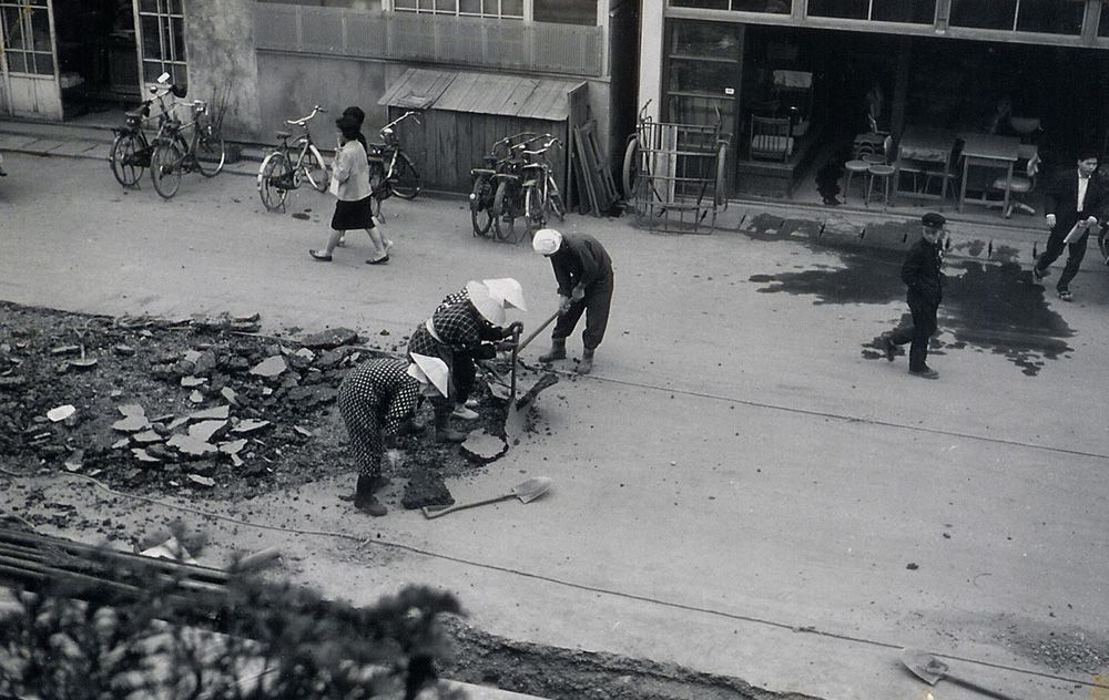 ①伊佐さんから西堀埋立工事と鍛冶工事の下水道管埋設工事の貴重な写真をお借りしました。_d0178825_3275980.jpg